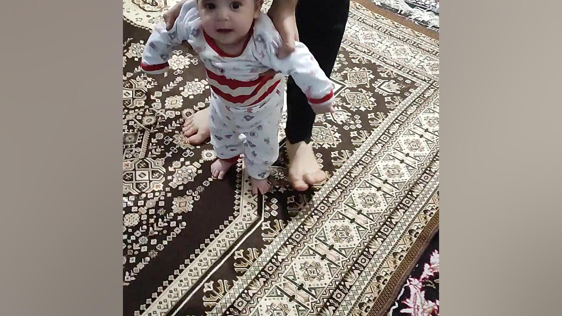 علاقه ب راه رفتن نوزاد سه ماهو نیم دکتر پوست