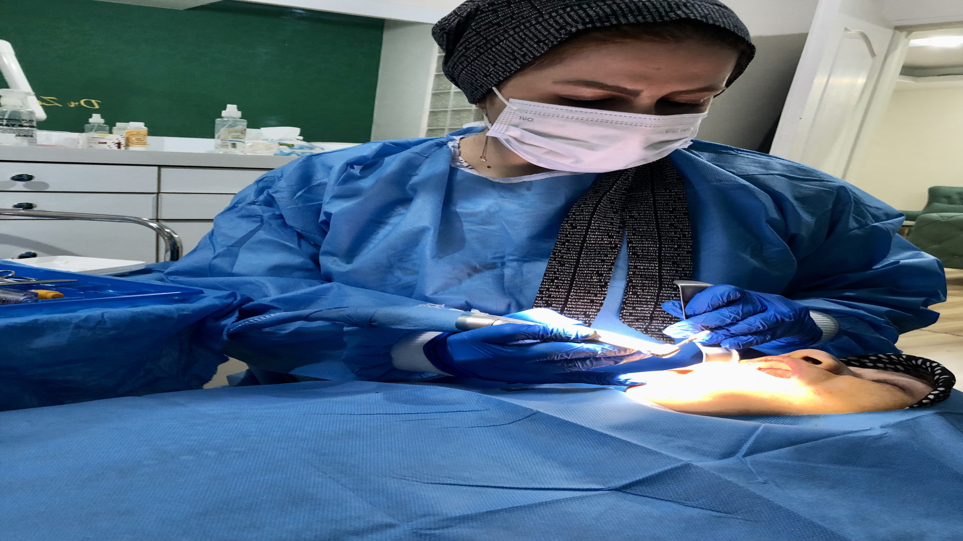 جراحی ایمپلنتimplant توسط دکتر پورذکریا وراحتی بیمار حین جراحی دکتر زکیه پورذکریا _دندانپزشک ایمپلنتولوژیست کرج