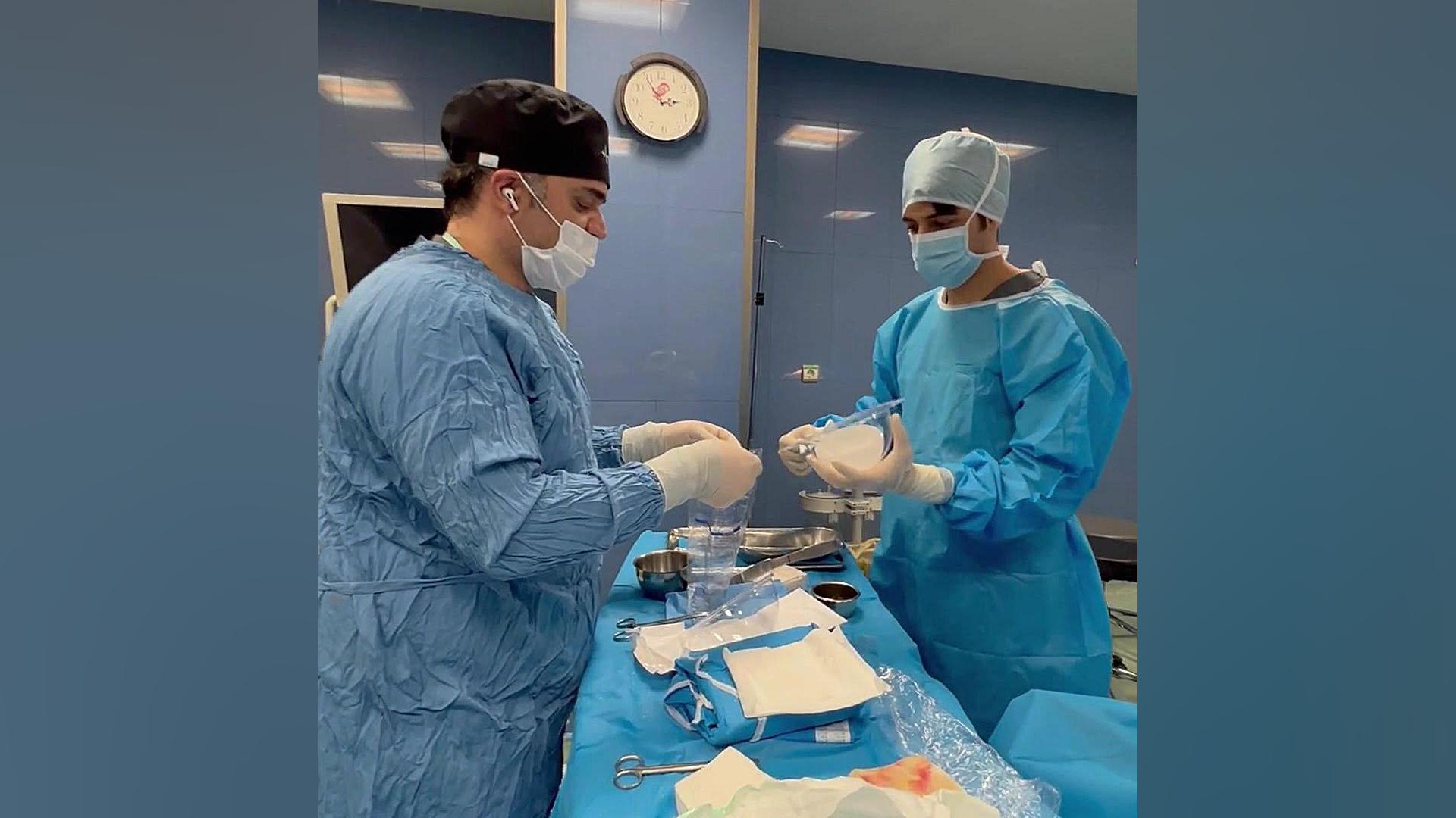 فیلم پروتز سینه در اتاق عمل | خارج کردن پروتز سینه از بسته بندی لیفت گردنایمپلنت دندان