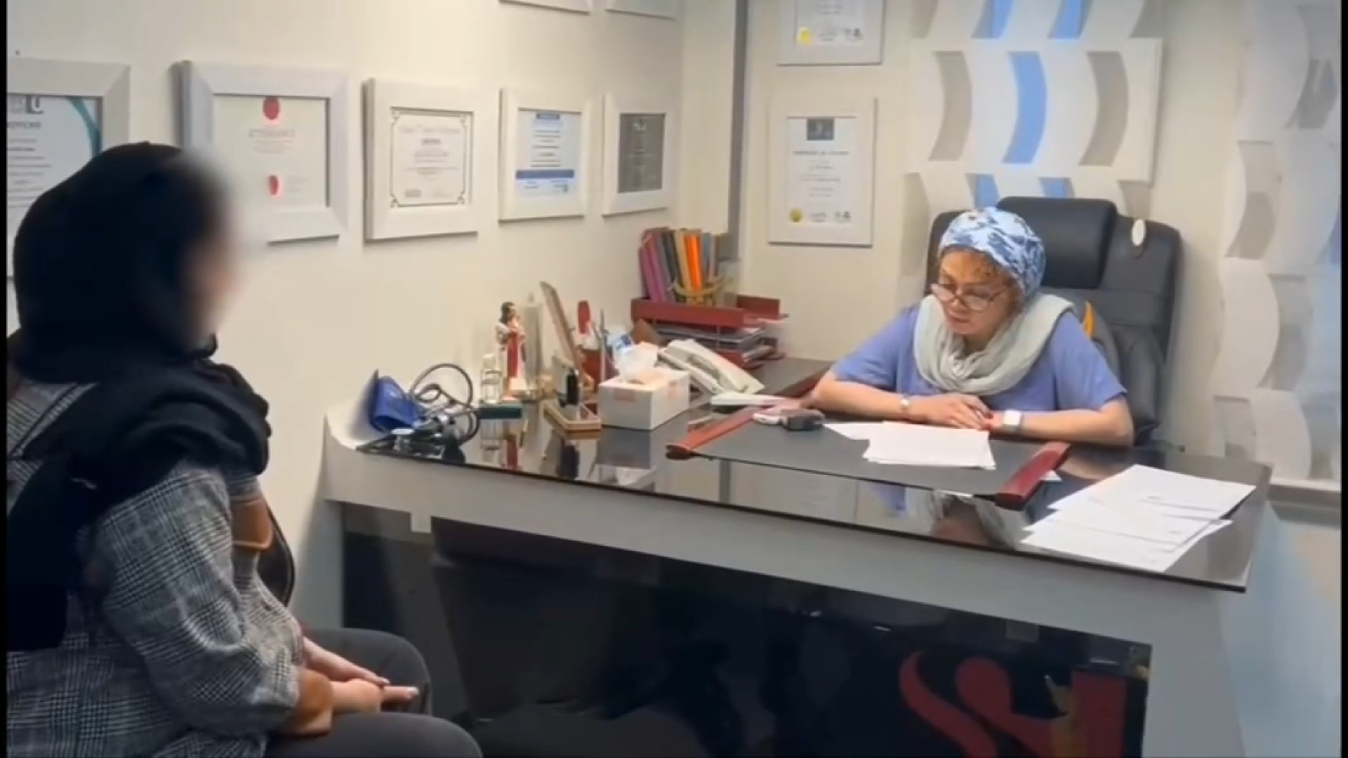 مکالمه دکتر شیرین شمس با بیمار دکتر شیرین شمس جراح و متخصص زنان و زایمان