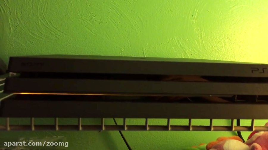 ویدیوی چراغ پلی استیشن 4 پرو در حالت روشن - زومجی