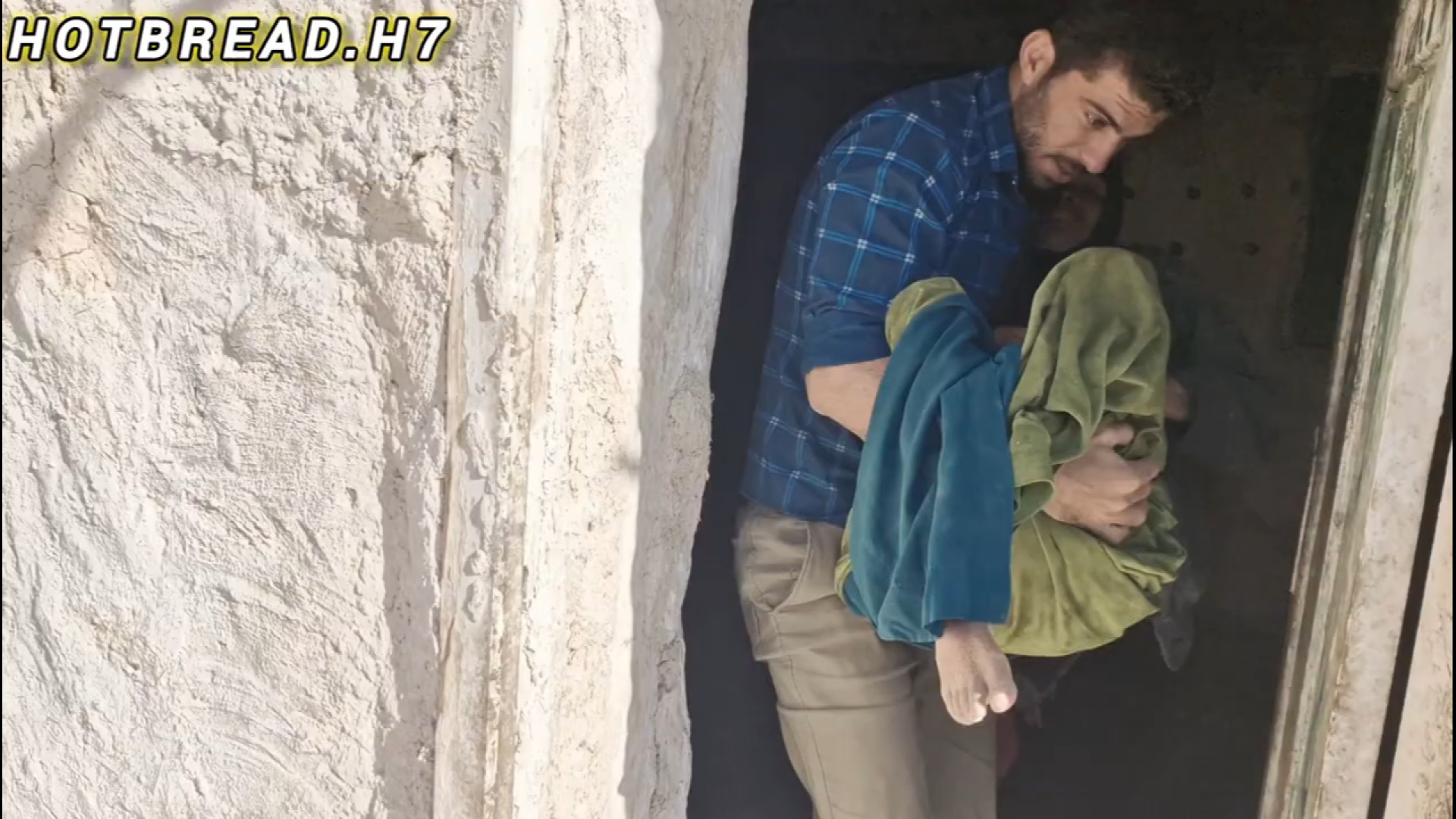 همکاری زن شوهر و کمک خانواده روستایی به همسایه و زن بیمار (ام اس) برداشتن توده