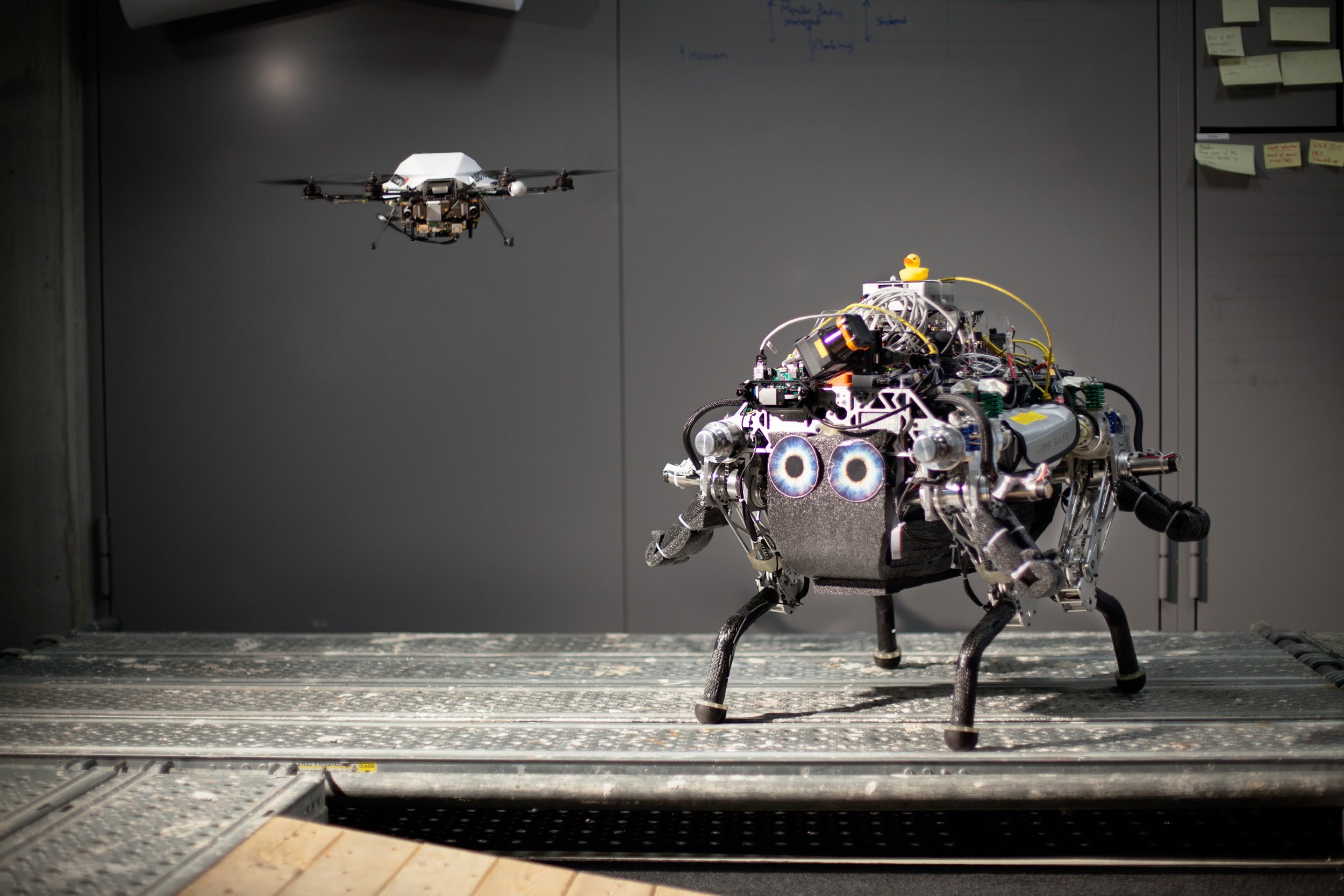 Flying robots. Необычные роботы. Дроны роботы. Летающий робот. Шагающие роботы.