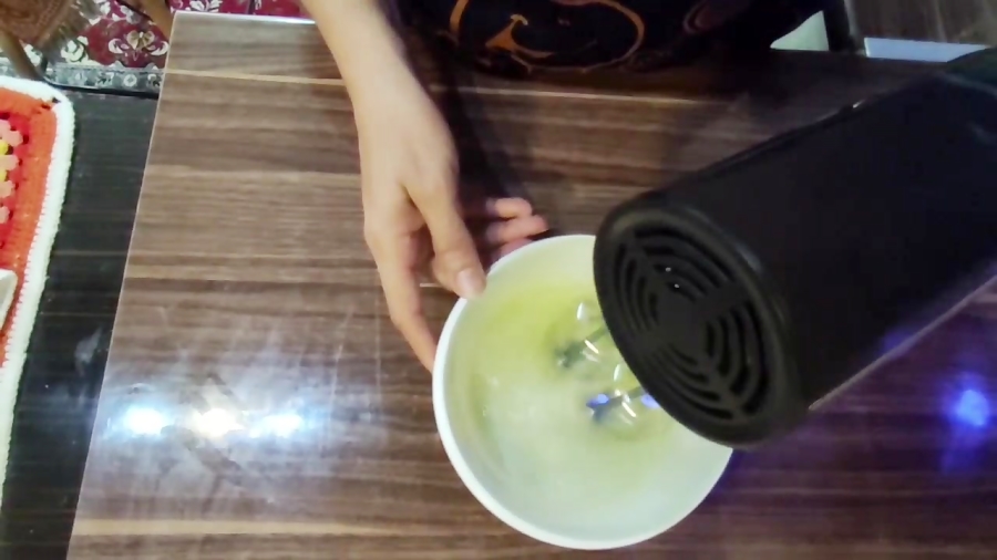 طرز پخت  یه شیرینی خوشمزه وخیلی خوش بافت با سفیده تخم مرغ