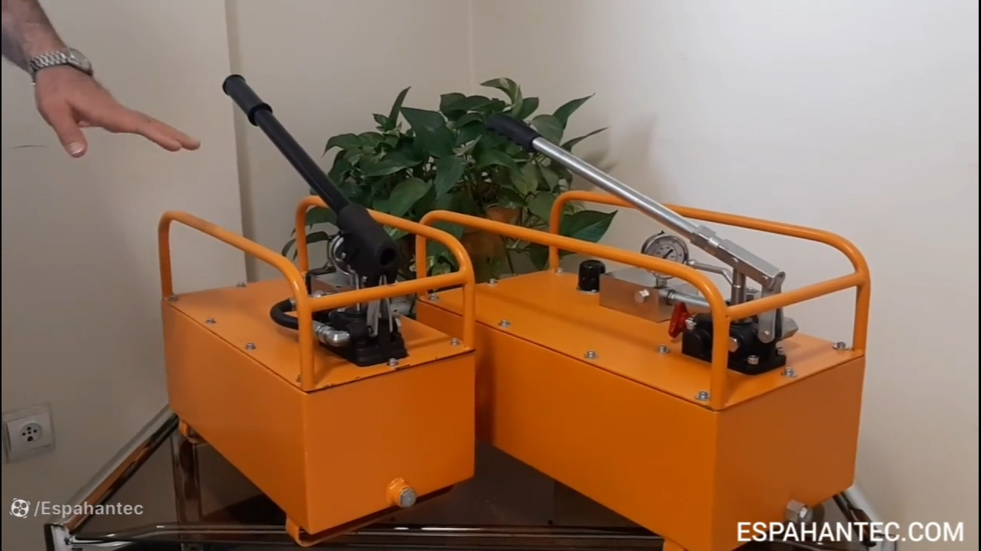 معرفی دستگاه پمپ تست فشار روغن 160bar و۲۵0bar - اسپاهان تکنیک جولیا رابرتس