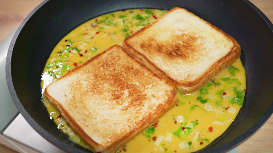 نان تست تخم مرغ یک تابه ای فوق العاده ساده درست کنید! One Pan Egg Toast