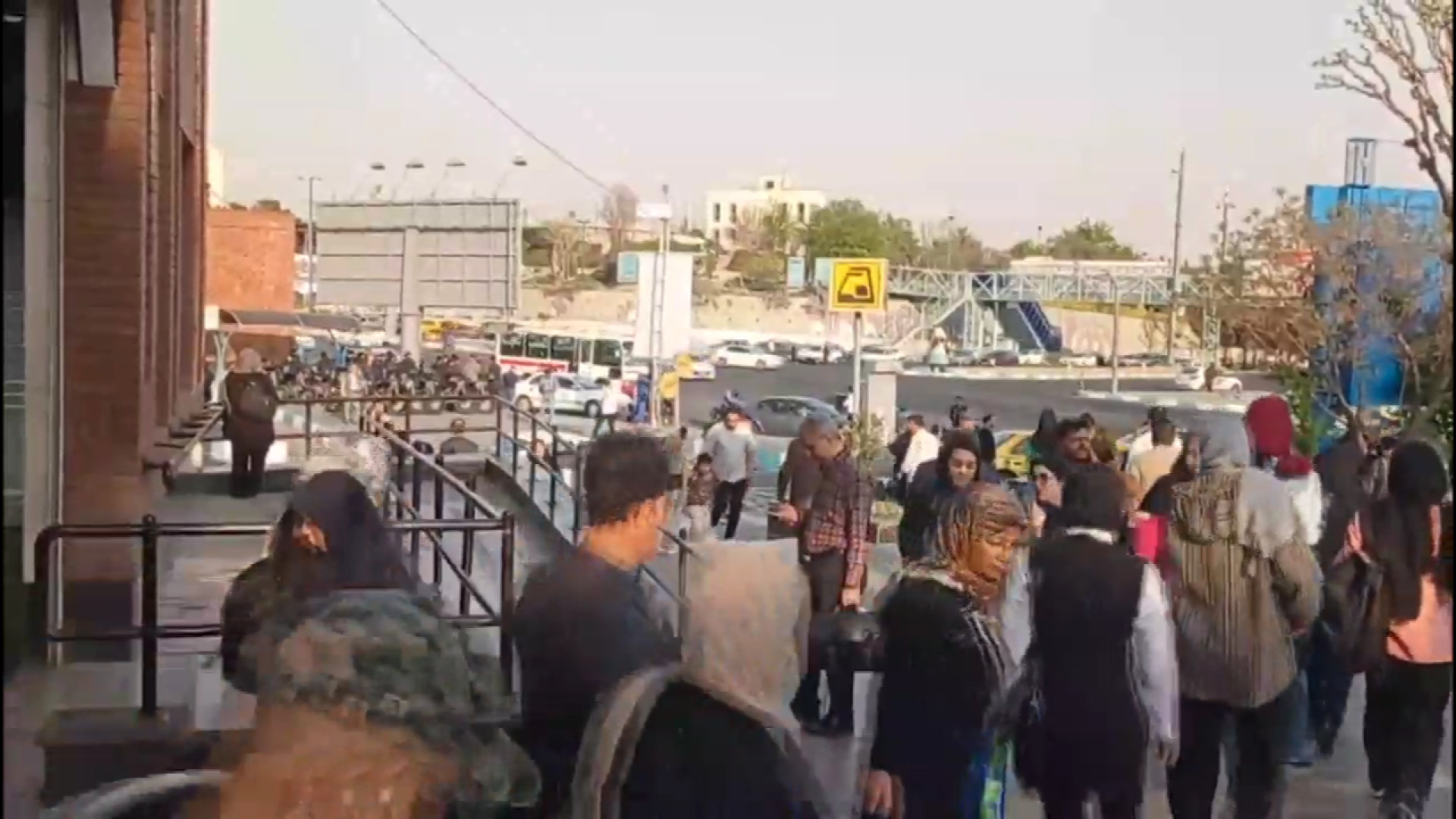 واکنش مردم به گشت حجاب در میدان صنعت تهران _ امر به معروف / نهی از منکر فیل فندقی
