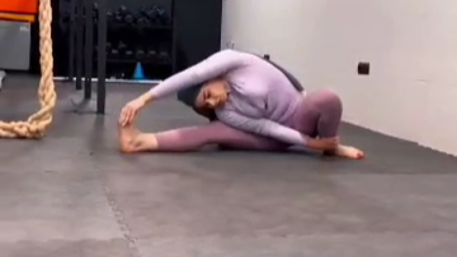 نمونه ای از تمرین کلاس یوگا در باشگاه فورفیت پلاس