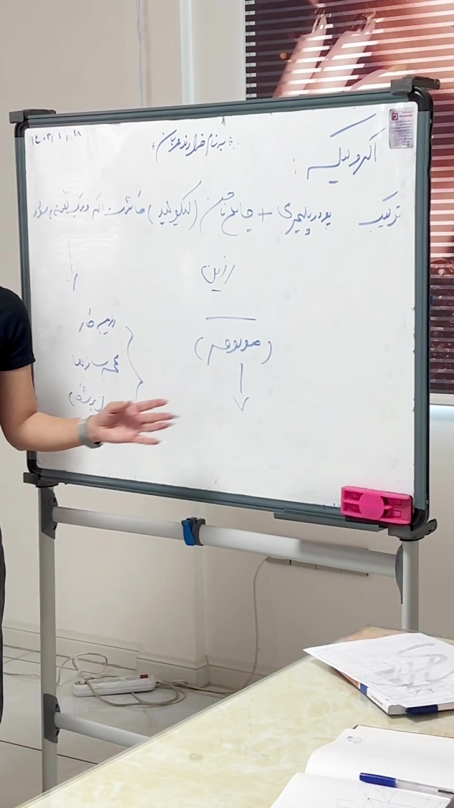 آموزش کاشت ناخن