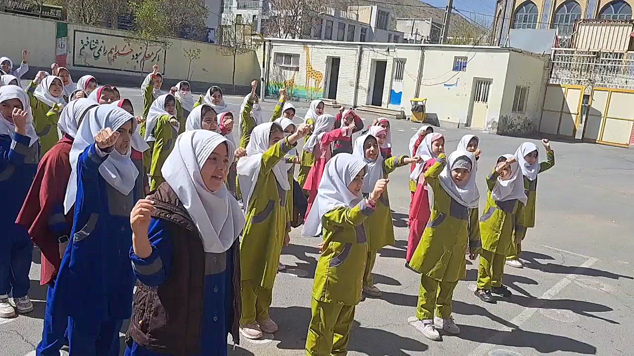 تجمع دانش‌آموزان دبستان دخترانه امام هادی علیه‌السلام اراک آر اف فرکشنال