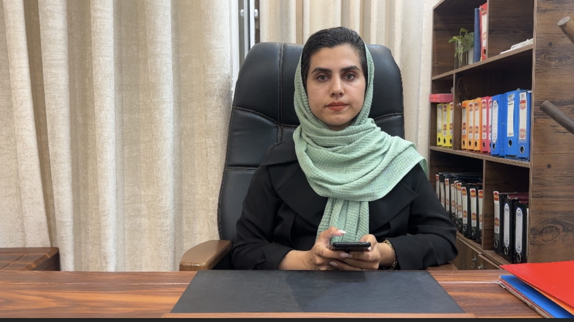 پس گرفتن هدیه از فرزند وکیل پایه یک دادگستری فاطمه قربانی