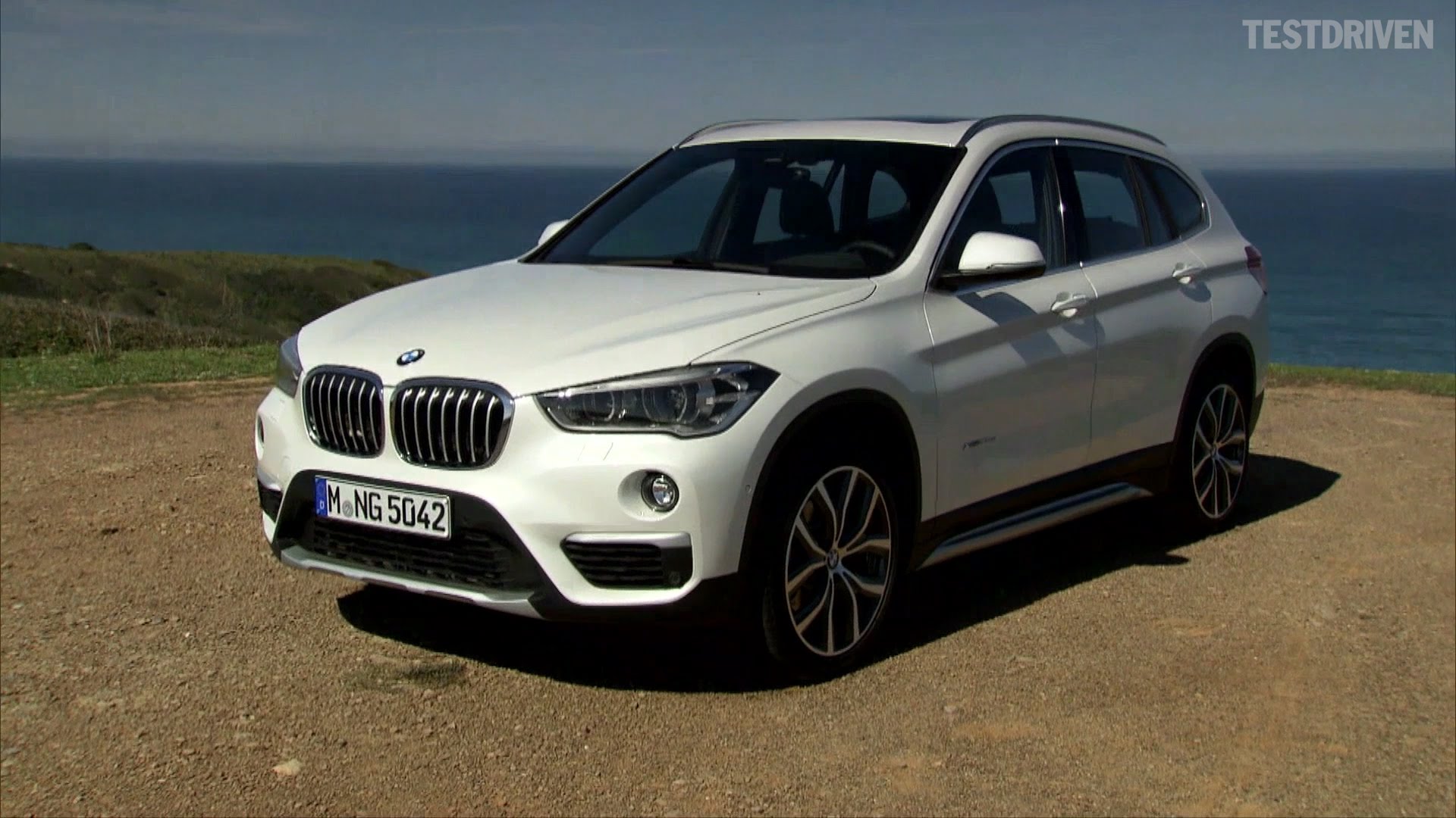 X1 b. BMW x1 2021 белый. BMW x1 2021 New. BMW x1 Drive 2. БМВ x1 1 и 2 поколения.