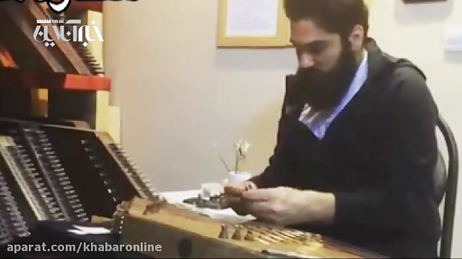 علی زندوکیلی در حال نوازندگی یك موسیقی از فیلم سنتوری زمان64ثانیه