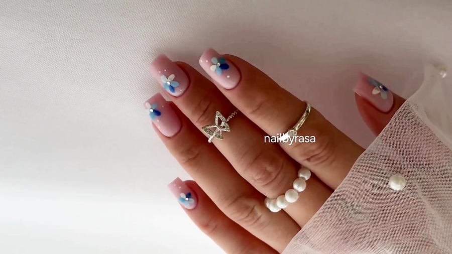 ناخن مصنوعی راسا طرح گل بابونه آبی رنگ بیس هلویی
