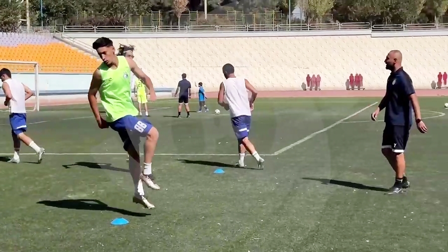 گرم کردن دو تیم جوانان استقلال و پرسپولیس قبل بازی