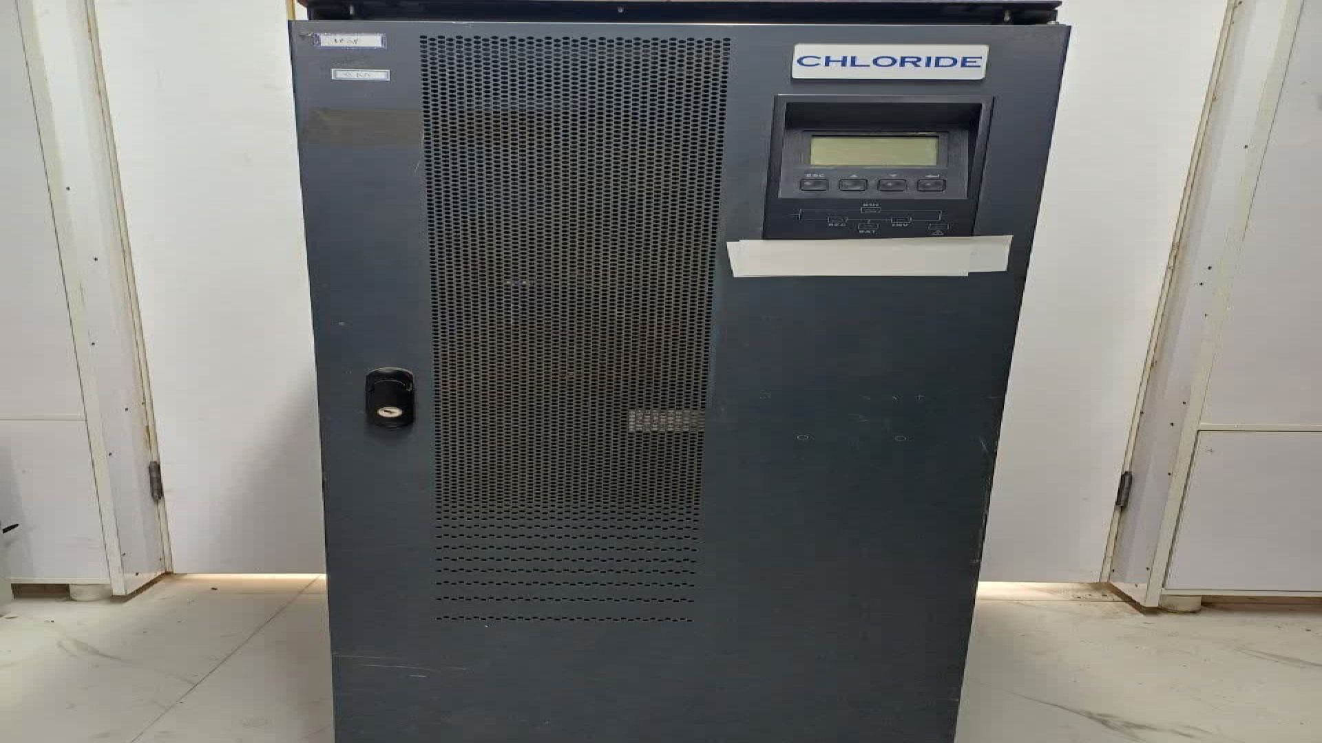 تست و راه اندازی دستگاه یو پی اس(UPS) 20KVA ( ترانس بیس ) برند CHLORIDE جراحی پف زیر چشم