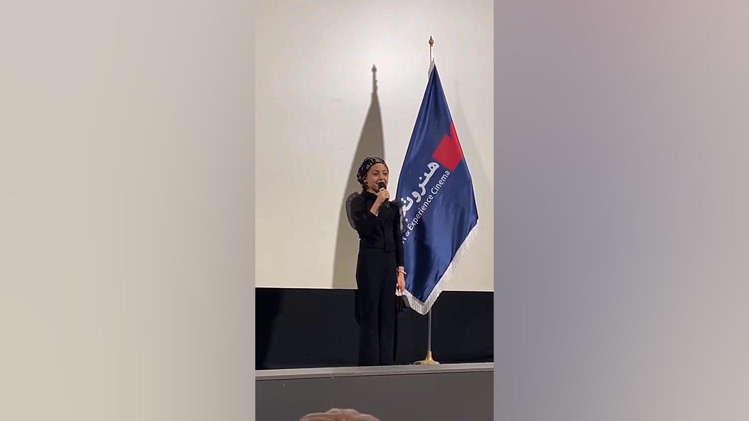 مجری برنامه اکران فیلم سینمایی عصب کشی نورا حنیفه زاده کیهان کلهر