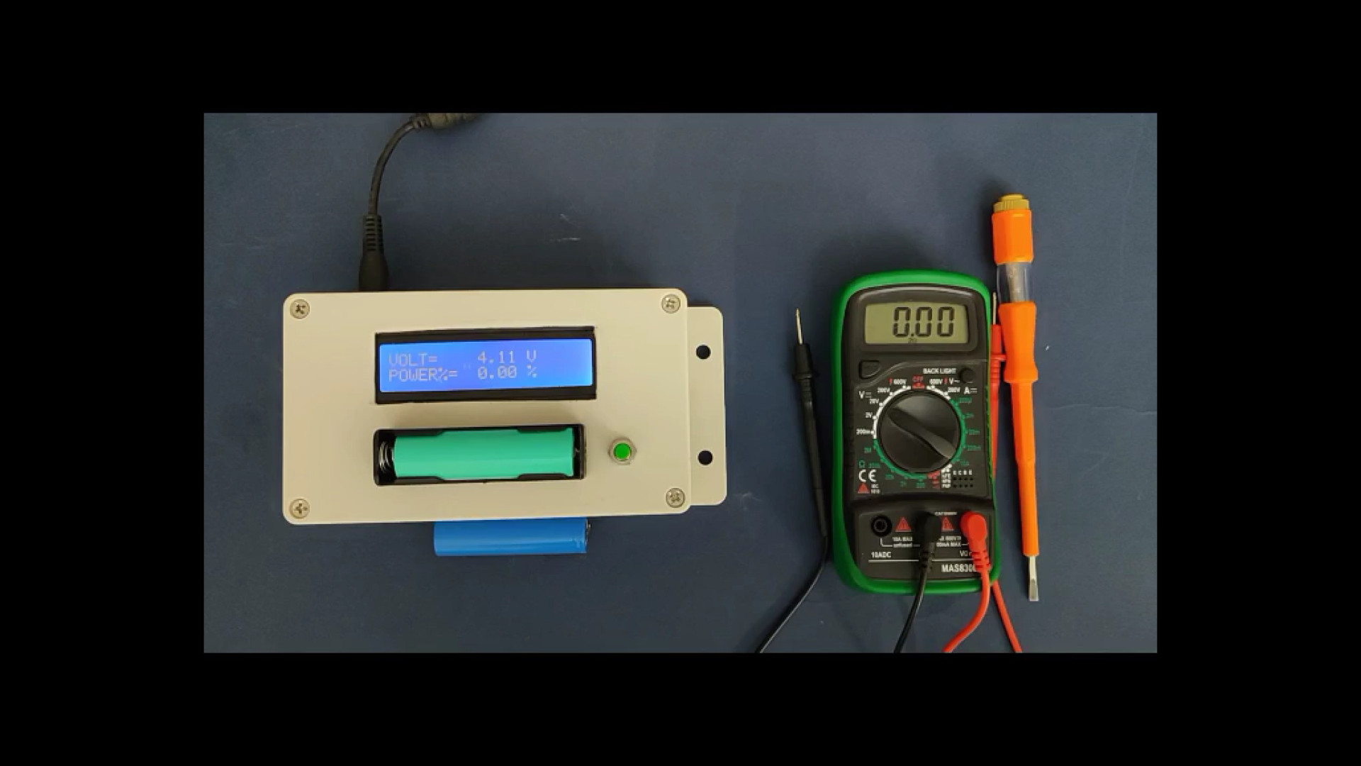 آموزش کار با دستگاه تست باتری لیتیوم 18650 جوانسازی پوست
