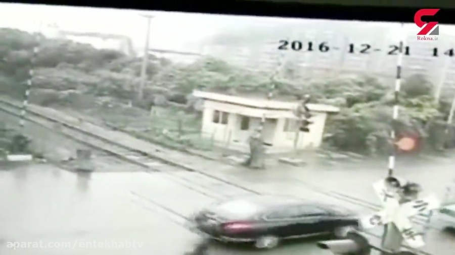 فیلم/ برخورد قطار مسافربری با دو خودرو / بازهم سوزنبان زمان44ثانیه