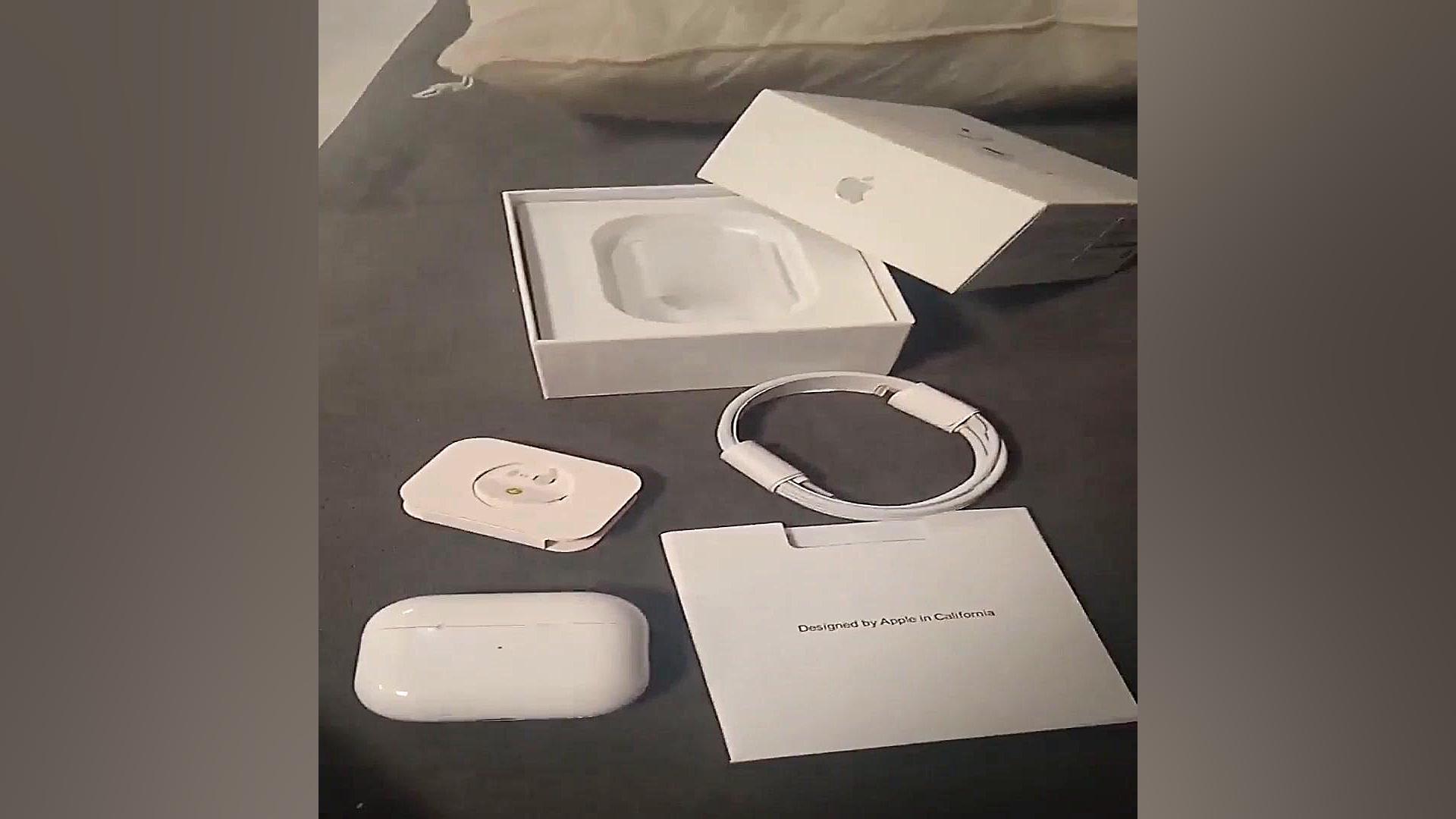 آنباکس و تجربه خرید هدفون بلوتوثی مدل AirPods Pro 2nd Generation همراه با محفظه درمان ریزش مو