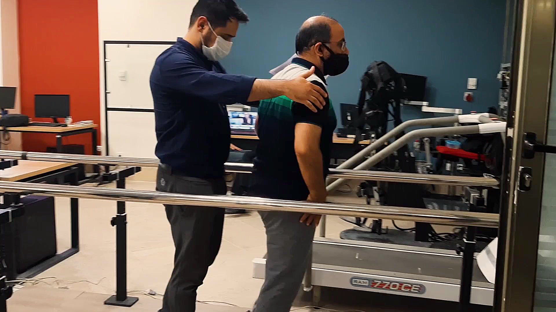 تست بالینی ربات پوشیدنی HEXA برای بیمار همی پلژیک کلینیک مو
