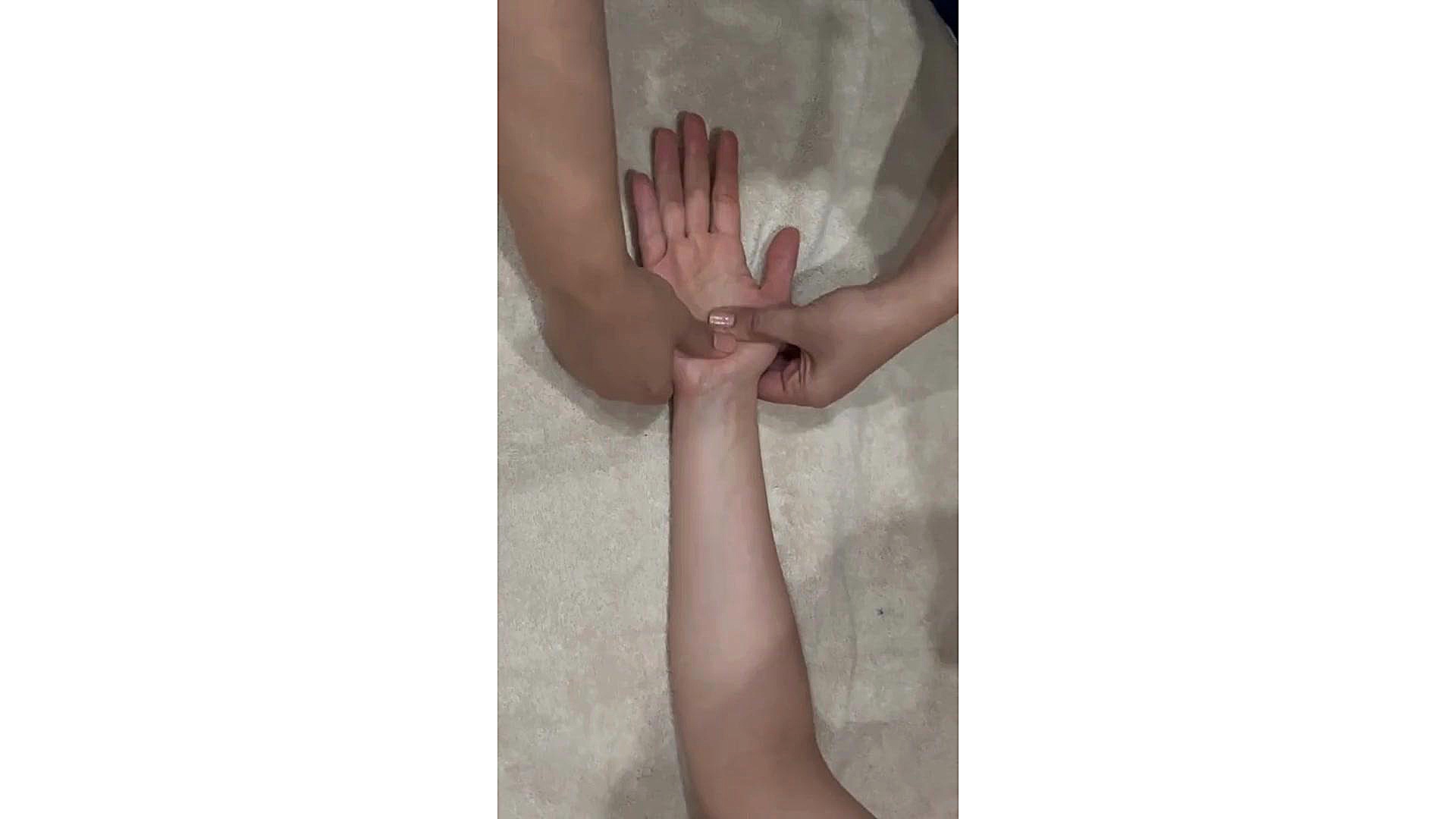 ماساژ دست برای رفع خستگی لیپوست