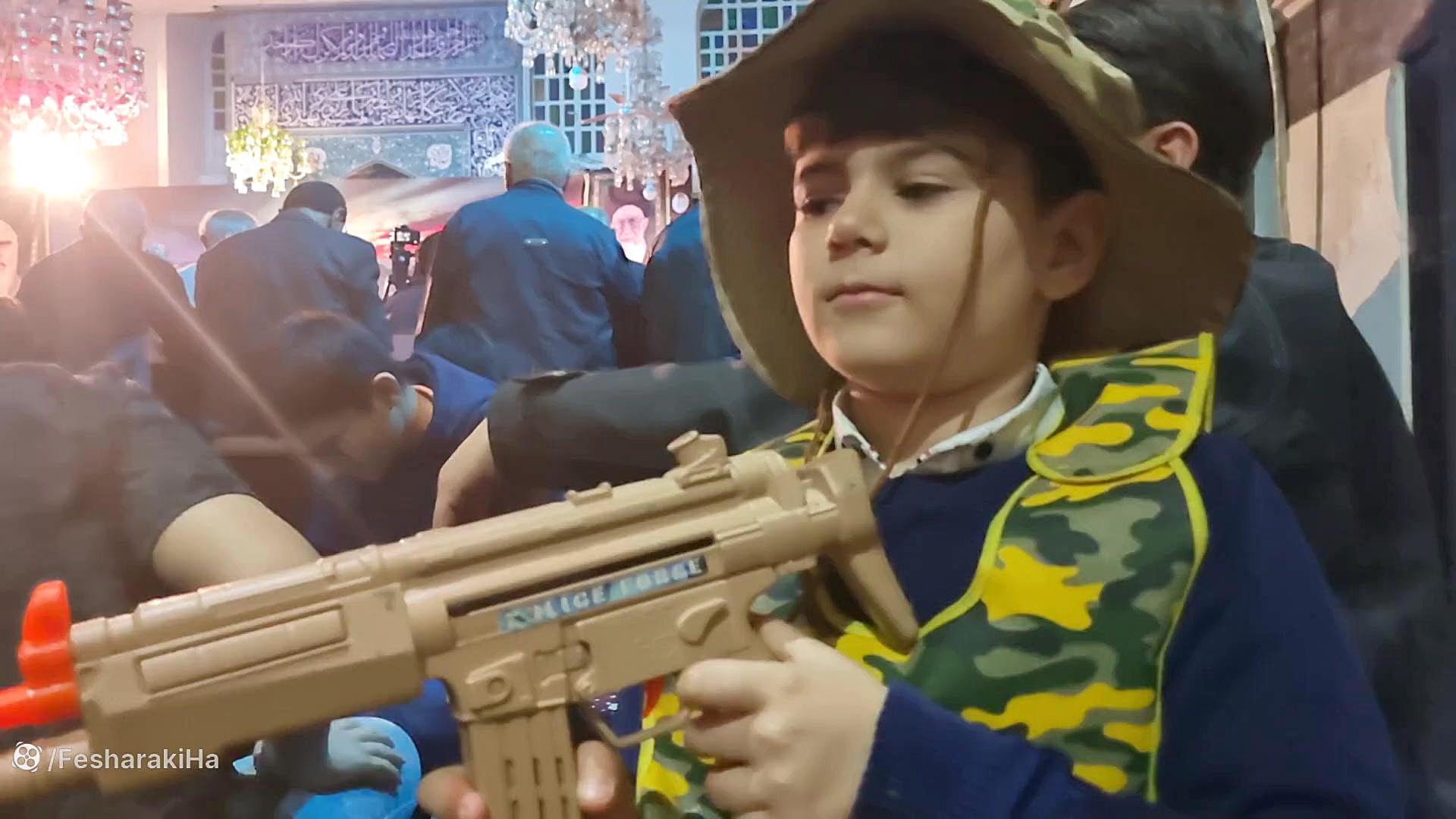 بچه خردسال مومن انقلابی در یادواره جوان مومن انقلابی