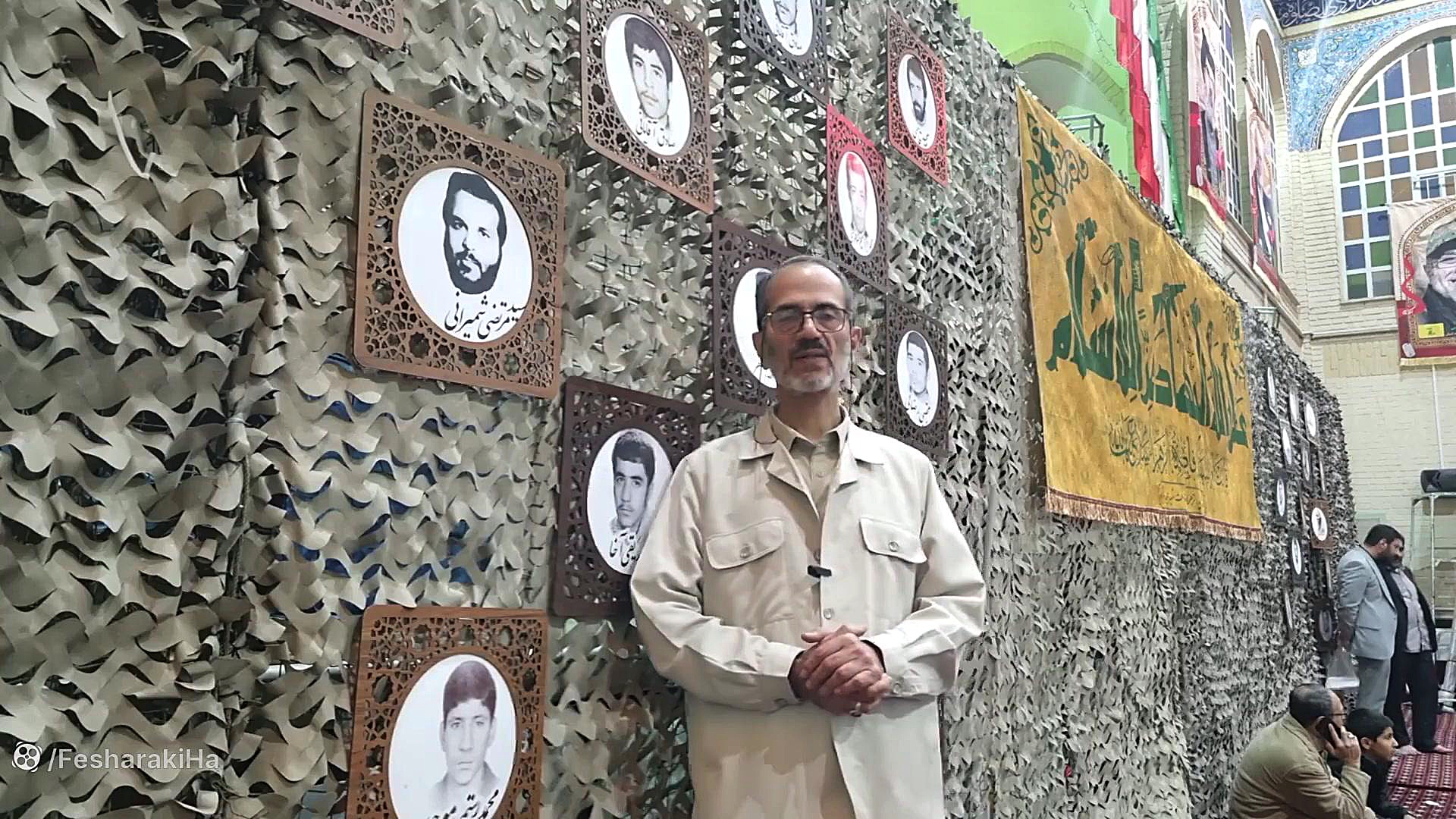 نخستین جوانان مومن انقلابی در بیرون مسجد به صف ایستاده اند