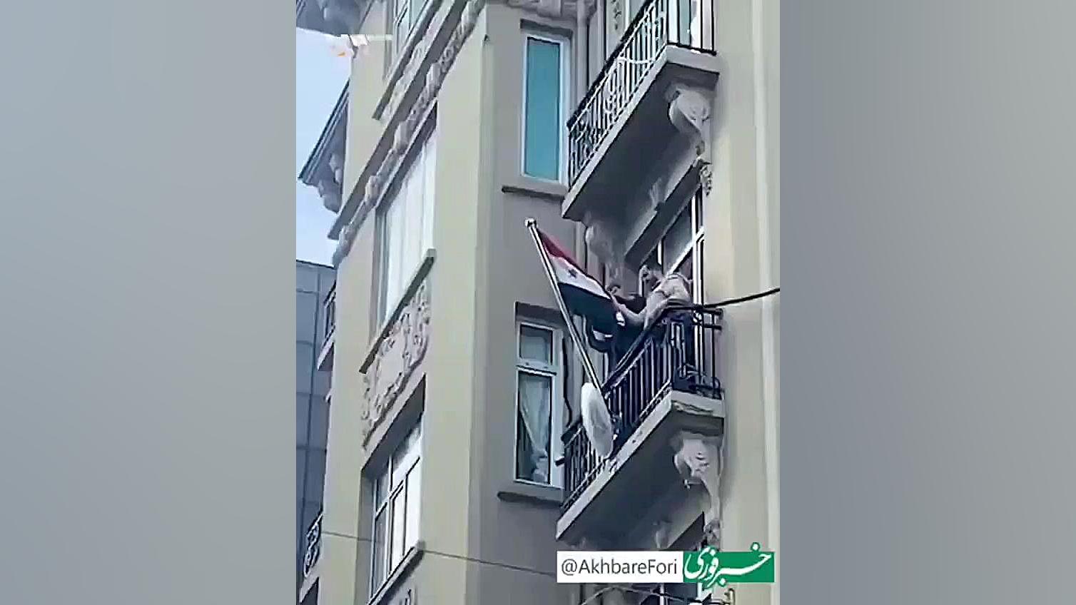 ️برافراشتن پرچم جدید سوریه در کنسولگری سوریه در استانبول جراحی زیبایی پلک
