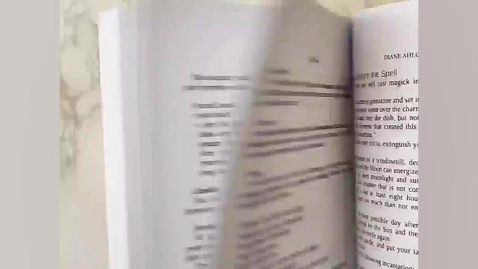کتاب Moon Spells اثر Diane Ahlquist انتشاراتت آدامز مدیا - فیلم ارسالی خریدار زمان75ثانیه