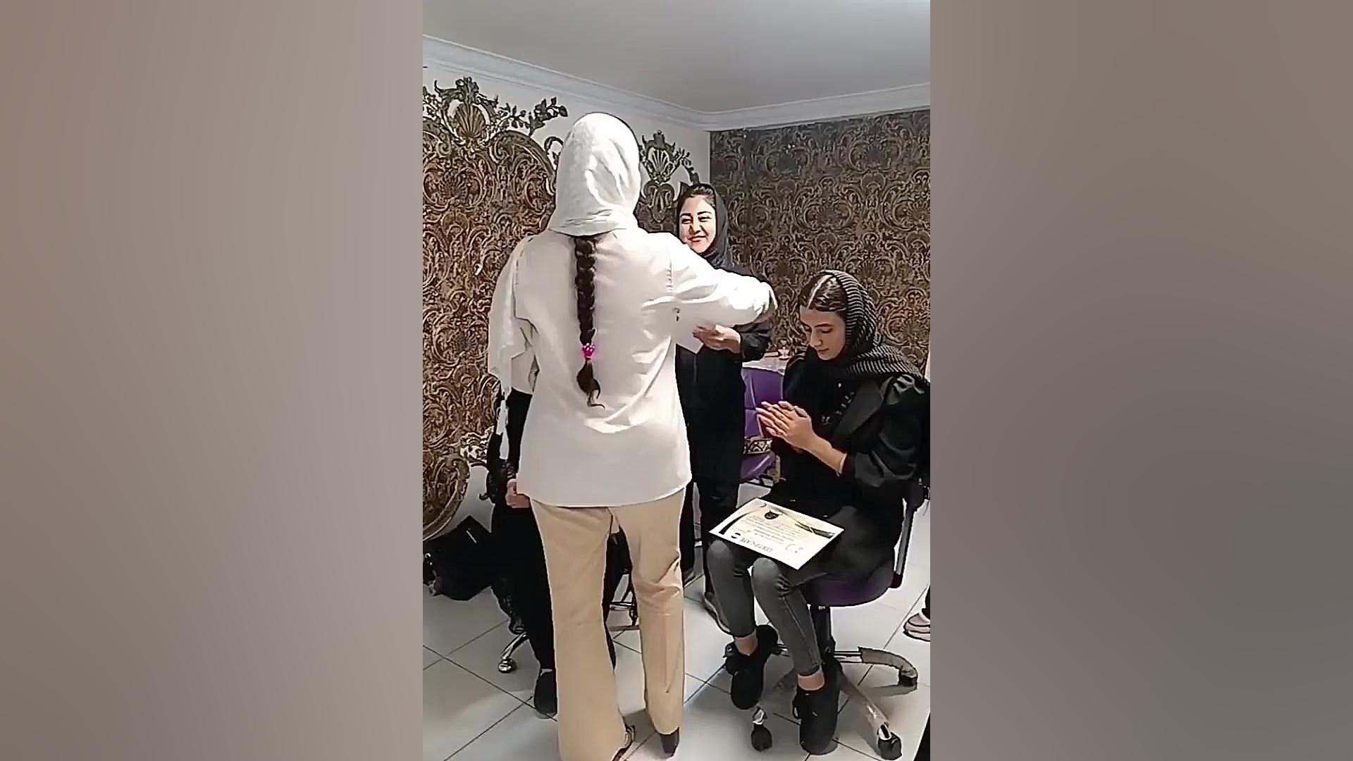 آموزش میکاپ و شینیون عروس در تهران به همراه مدرک فنی حرفه ای زمان46ثانیه