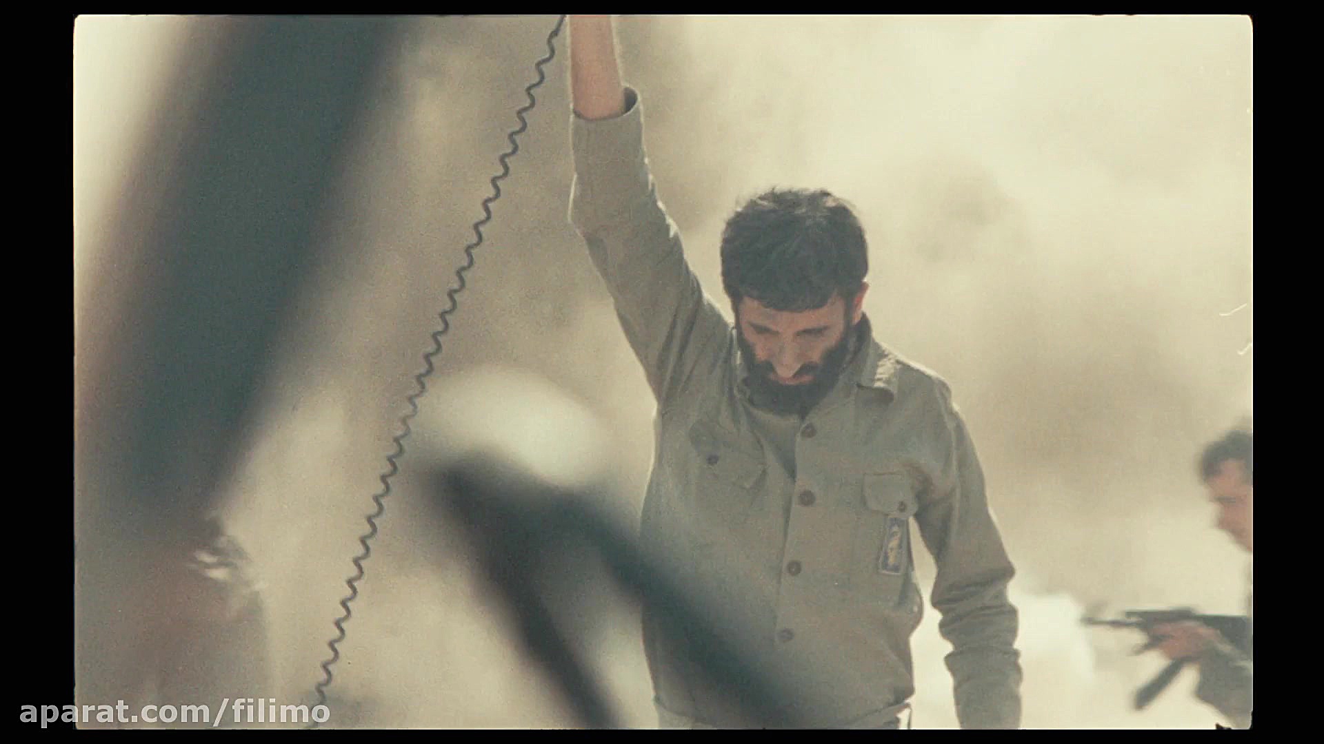 آنونس فیلم سینمایی ایستاده در غبار