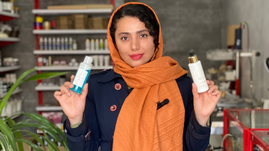 رفع جوش های سرسیاه با ماسک کرمی ژربرا