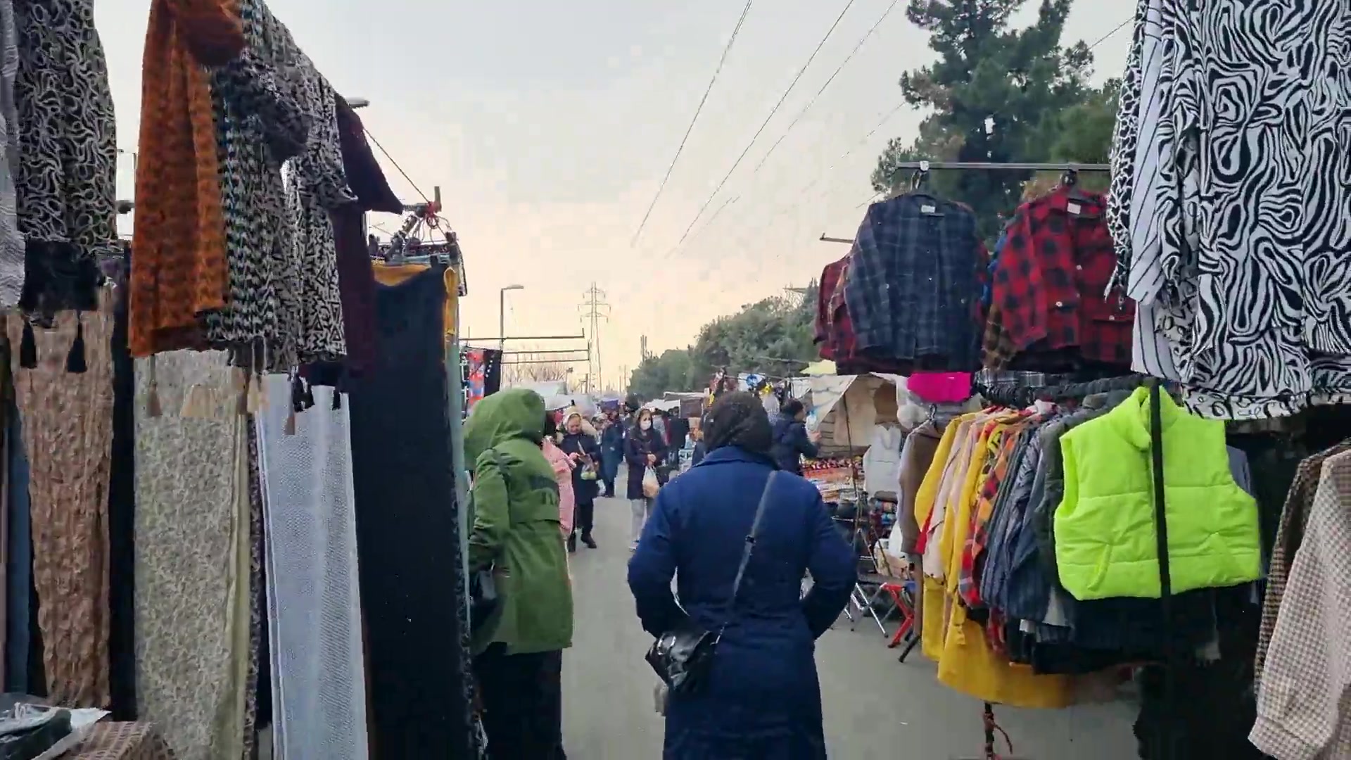 دو شنبه بازار پیروزی مجرای فروش محصولات ضد فرهنگی