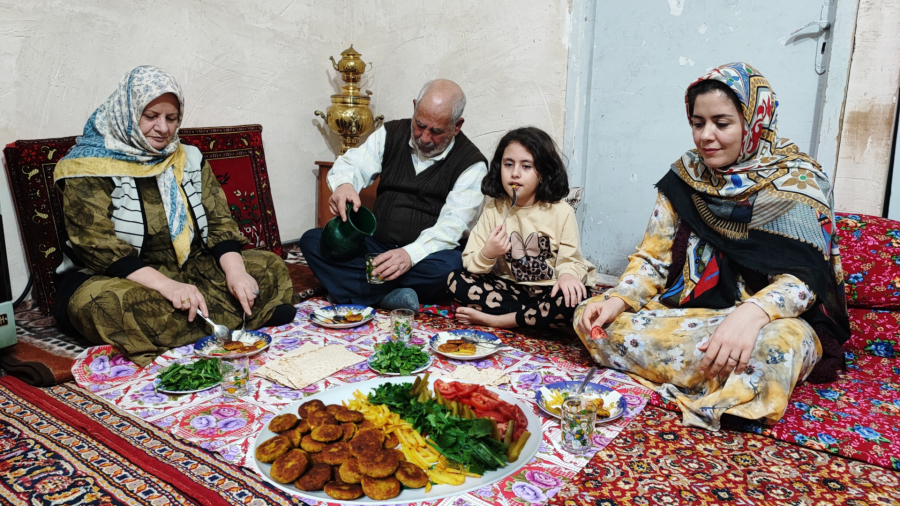 نخود با سیب زمینی از گوشت خوشمزه تر است! شام در عرض چند دقیقه آماده است!