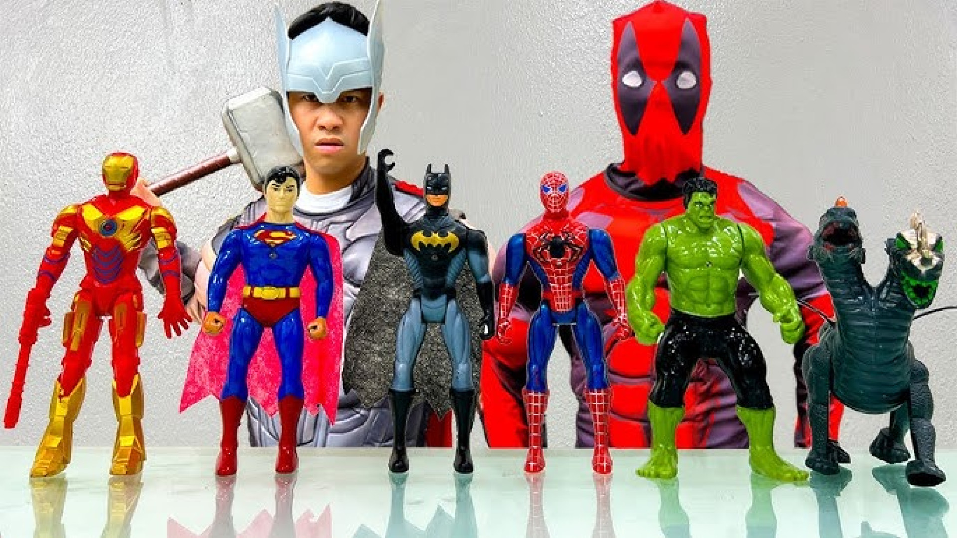 نبرد مرد عنکبوتی و اسپایدرمن در دور همی قهرمانانی که ظاهر میشوند spiderman کامنت
