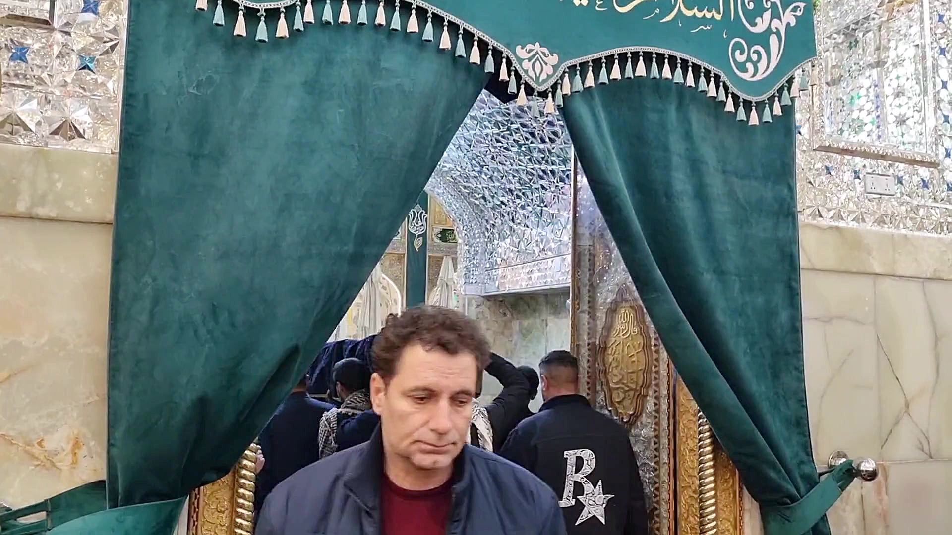 طواف میت در حرم مطهر امیر المومنین علی ع