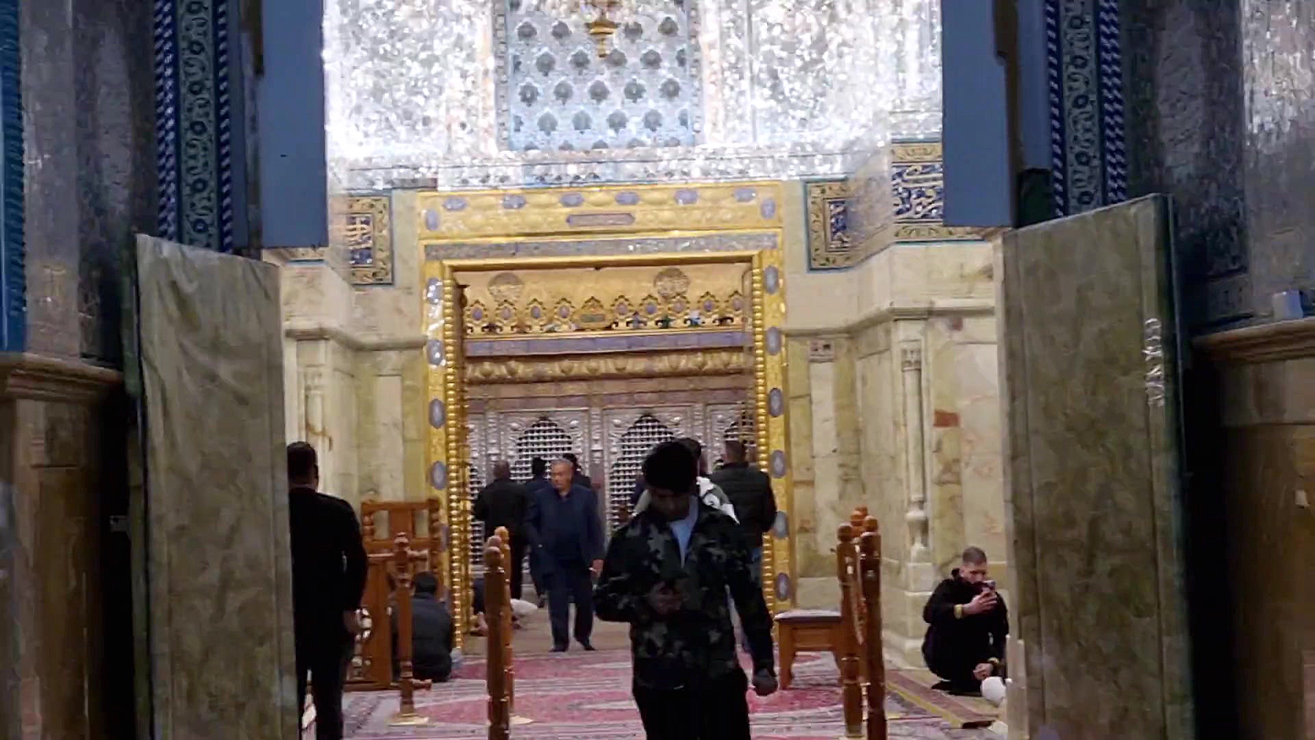 ستونتزئینی در محور اصلی قبله  در مسجد جوادین حرم کاظمین