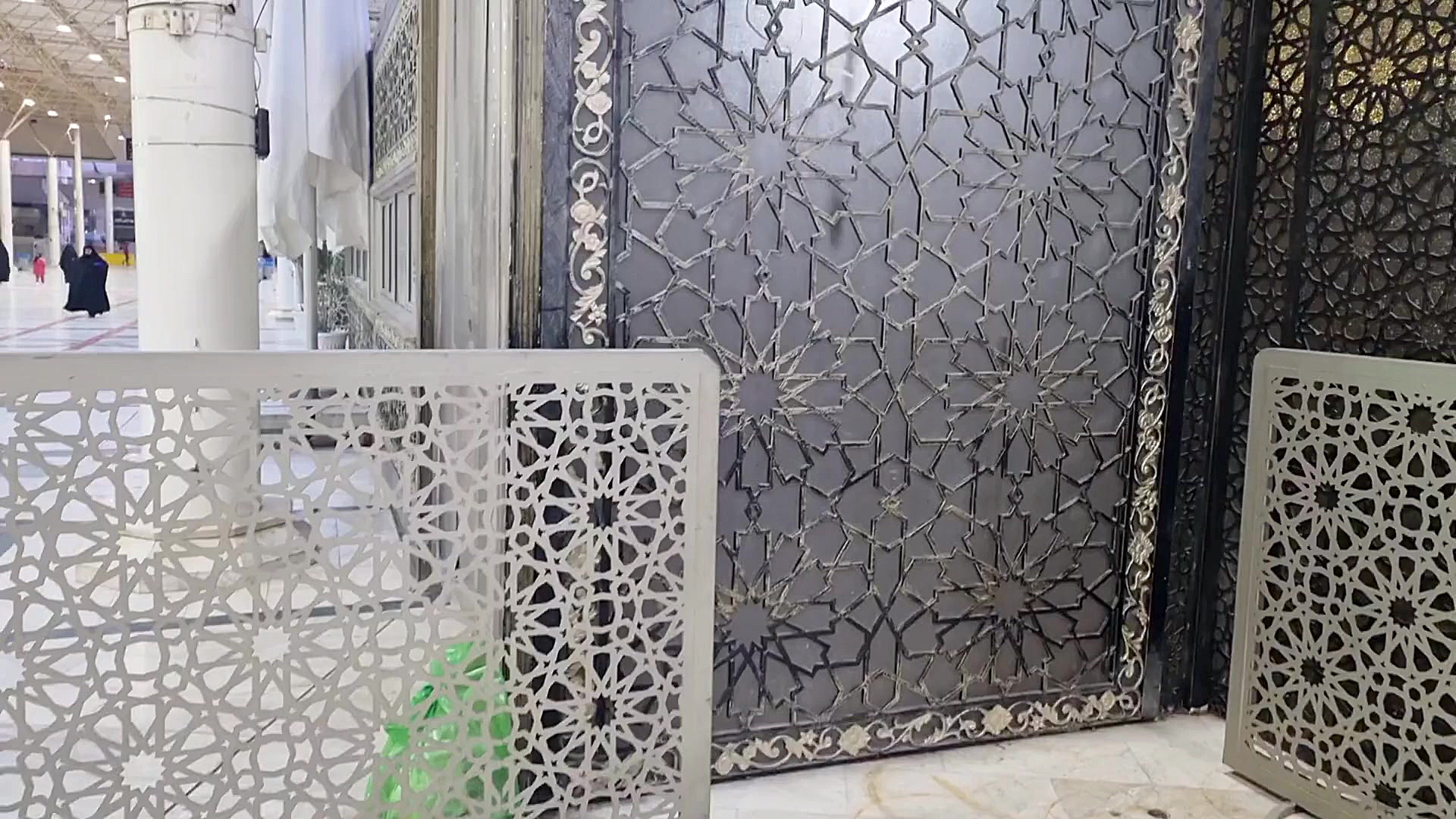 نرده مشبک سیار در حرم امام علی ع