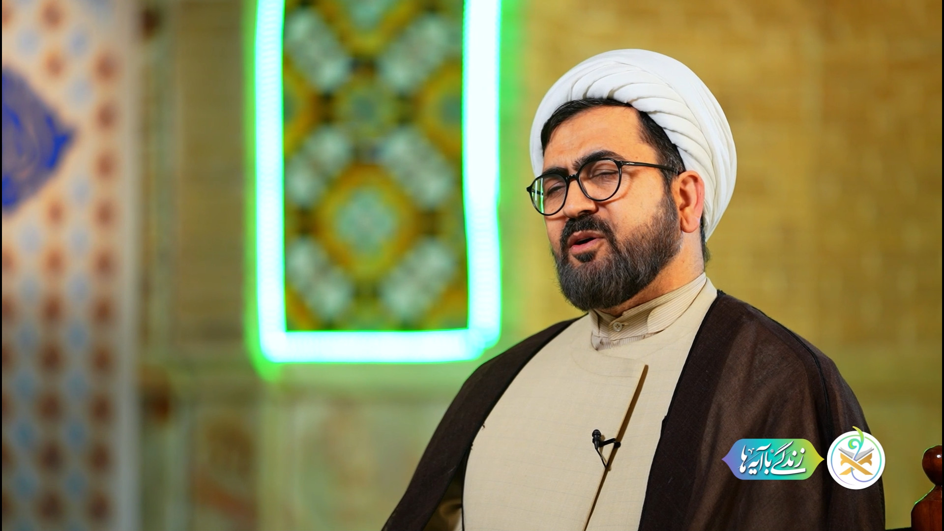 باید همپای پیامبر (ص) قابت قدم باشیم