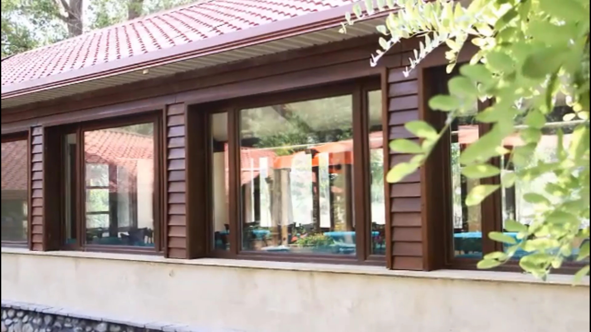 انواع پنجره های رنگی upvc با تنوع لمینت درمان جای جوش