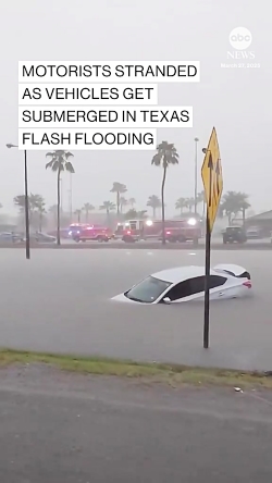 سیل ویرانگر تگزاس؛ خودروها در آب غرق شدند
