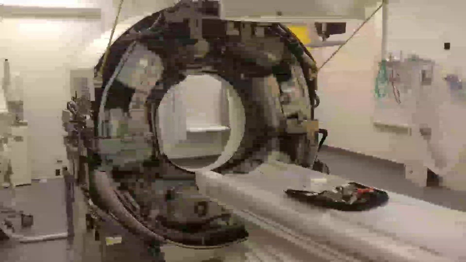 ️دستگاه سی‌تی اسکن، در حال چرخش با سرعت بالا و بدون کاور پیلینگ شیمیایی