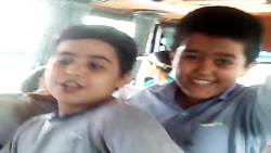 بچه هایی که در اتوبوس میرقصند