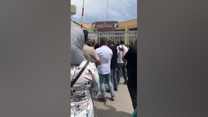 تجمع متقاضیان طرح اقدام ملی مسکن در مقابل فرمانداری شاهین‌شهر رفع غبغب