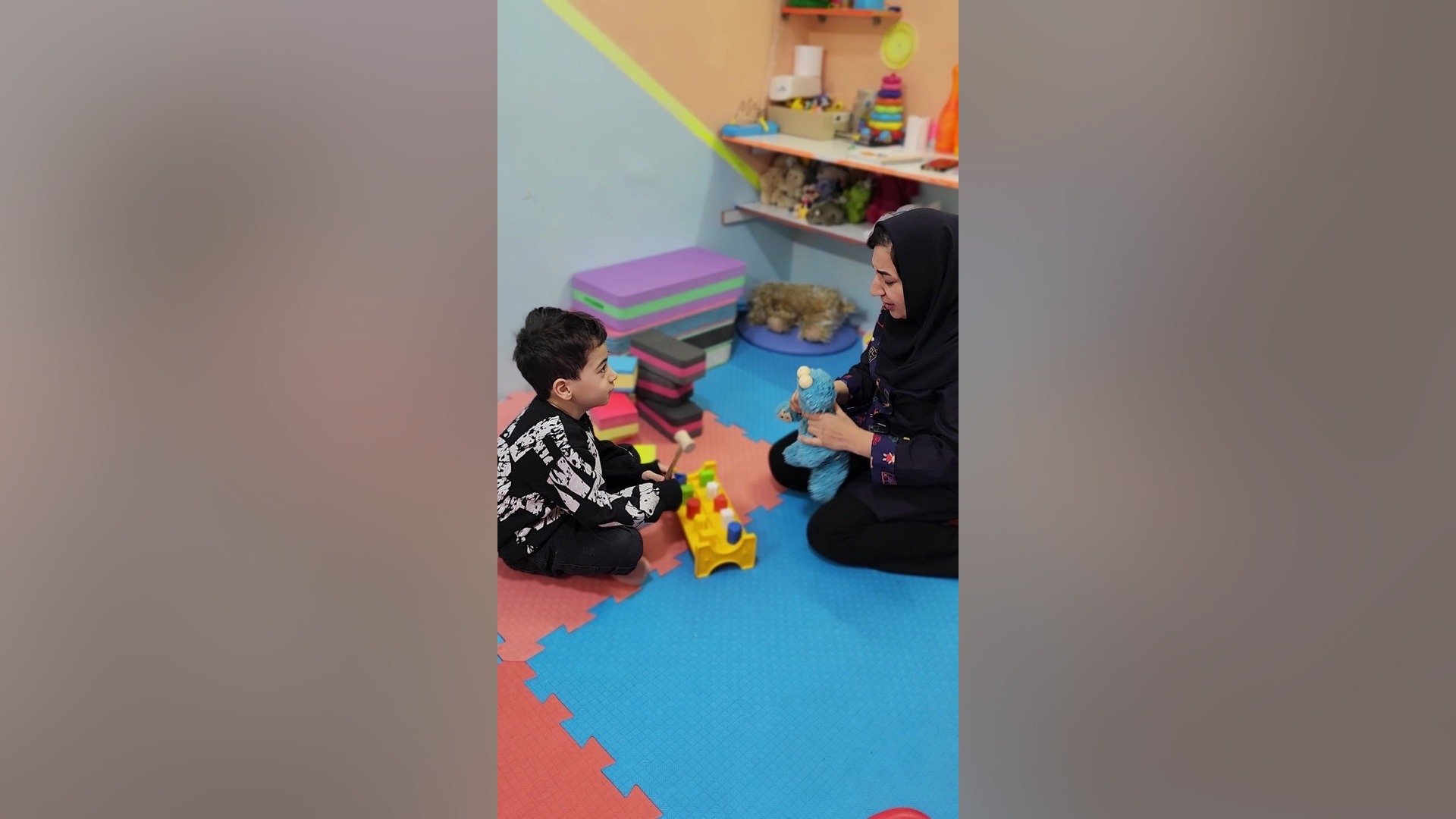 بازی درمانی فردی و تکی کودکان با اختلالات اضطرابی و رفتاری در مشهد کلینیک زیبایی