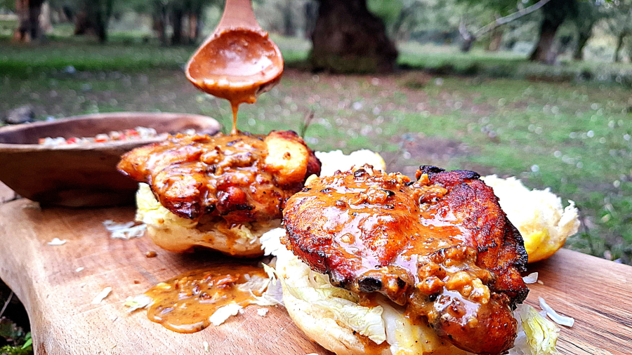 پخت مرغ سوخاری به همراه نان ساندویچی در طبیعت