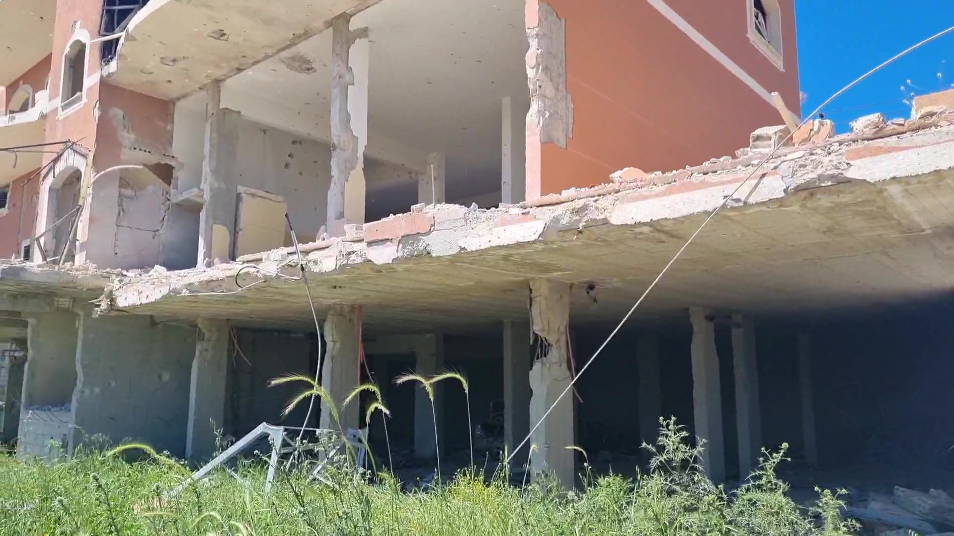 اثر انفجار مجاورتی موشک بر اسکلت ساختمان