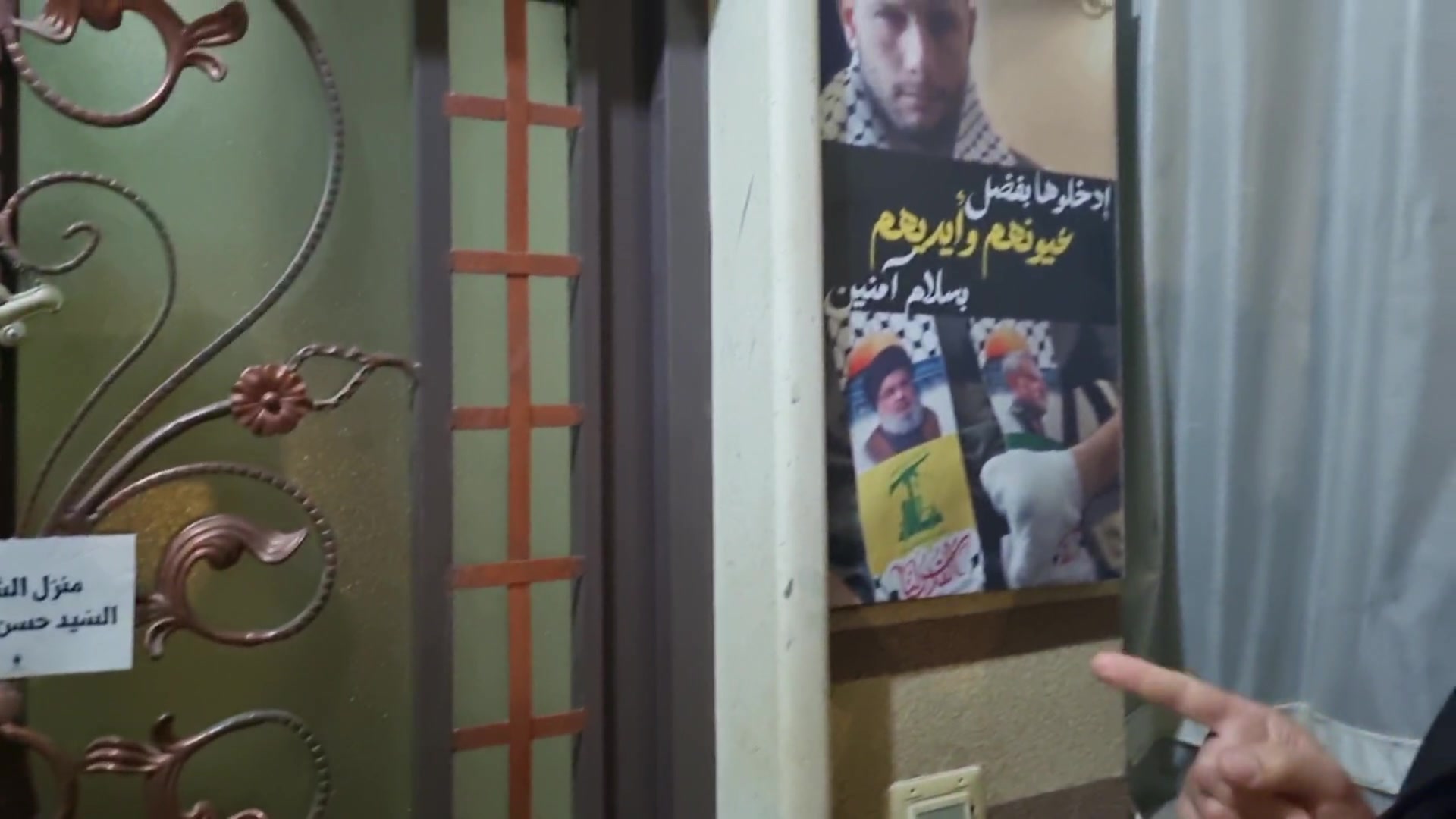 بازدید از جانباز با نمایشگاهی از تصاویر