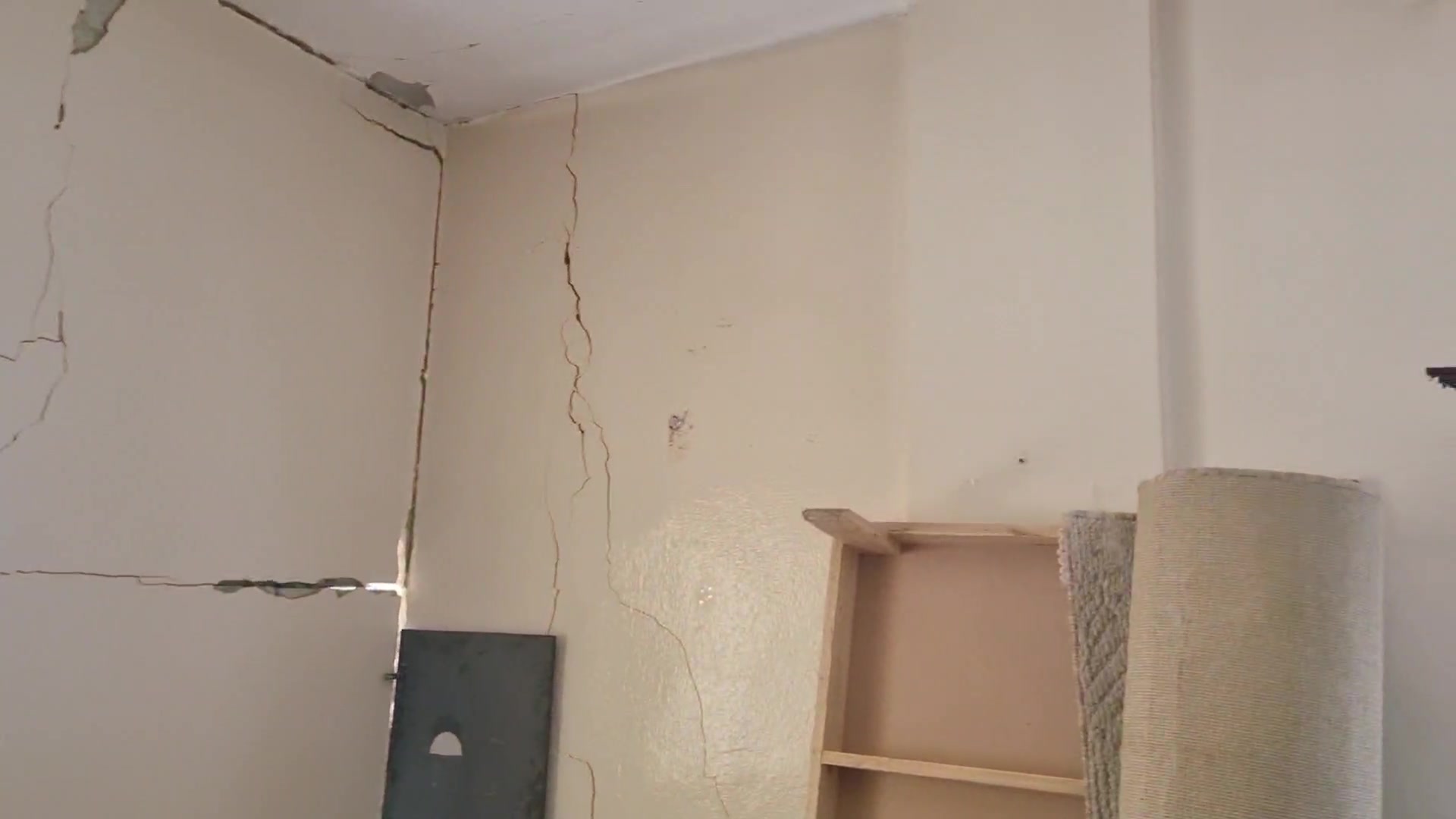 اثر اصابت موشک در بیرون ، بر  داخل واحد مسکوننی